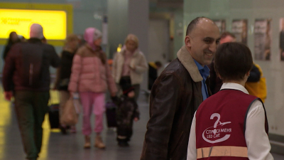 Теплый прием: В Пулково вышли на работу агенты по гостеприимству старше 50 лет