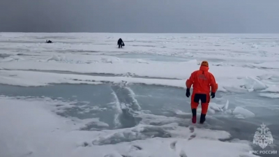 В МЧС показали кадры спасения рыбаков с отколовшейся льдины на Сахалине