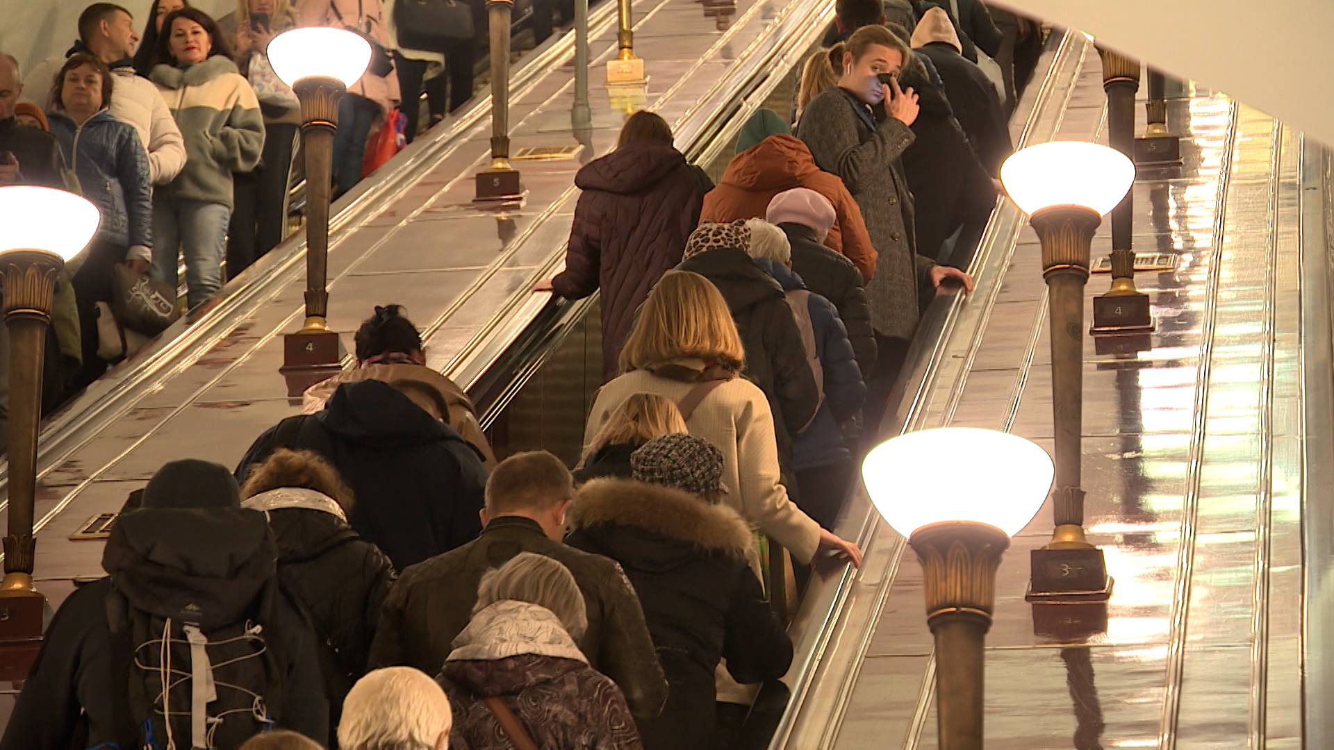 Метро ладожская санкт петербург после ремонта. Станция метро эскалатор СПБ. Станция метро Чернышевская после ремонта. Станция метро Ладожская после реконструкции. Ладожская после реконструкции.