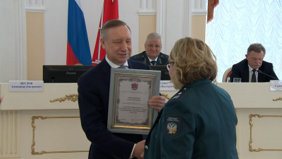 Александр Беглов наградил лучших налоговиков Петербурга