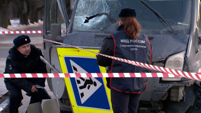 Трое детей оказались в реанимации после наезда микроавтобуса на толпу людей в Красном Селе