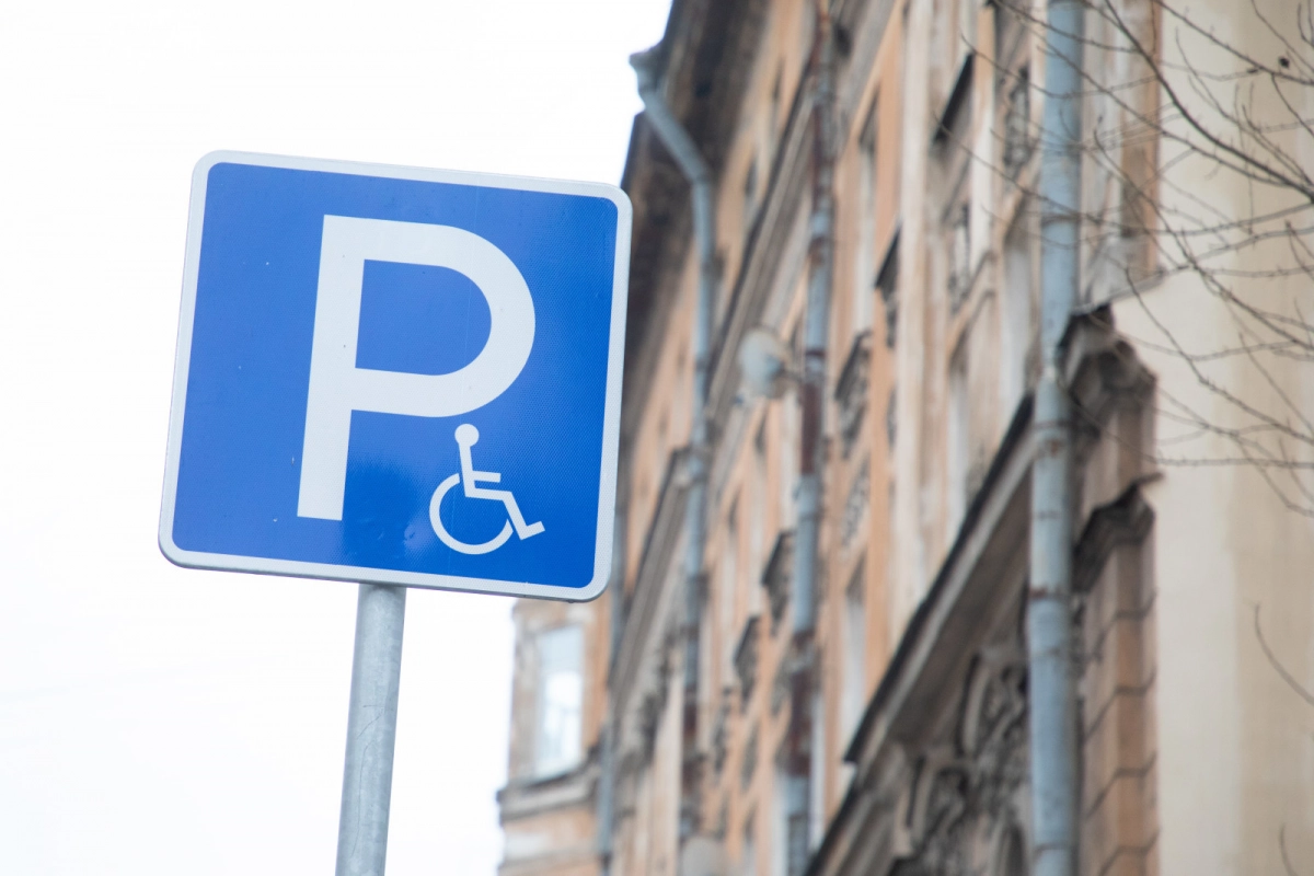 В Петербурге станет больше парковочных мест для инвалидов - tvspb.ru