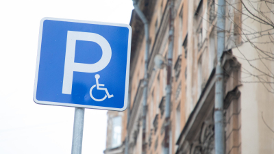 В Петербурге станет больше парковочных мест для инвалидов
