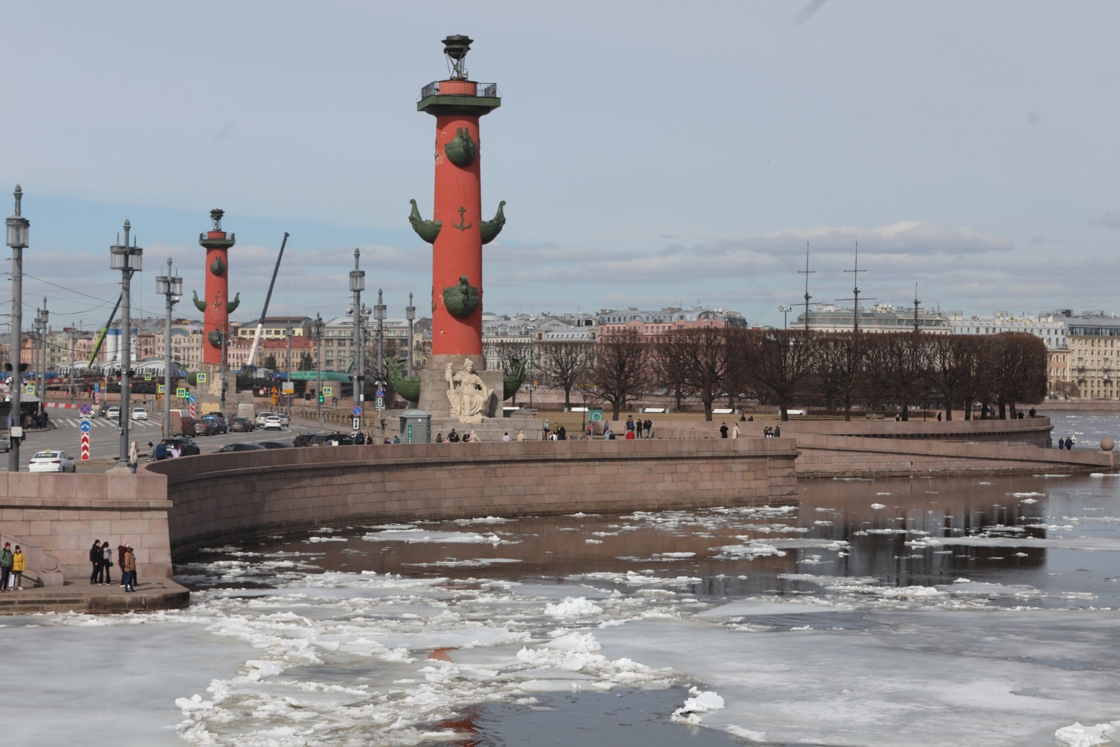 Ростральные колонны зажгут дважды в День воссоединения Крыма с Россией