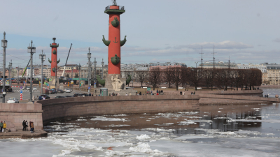 Факелы Ростральных колонн в Петербурге зажгли в честь воссоединения Крыма с Россией