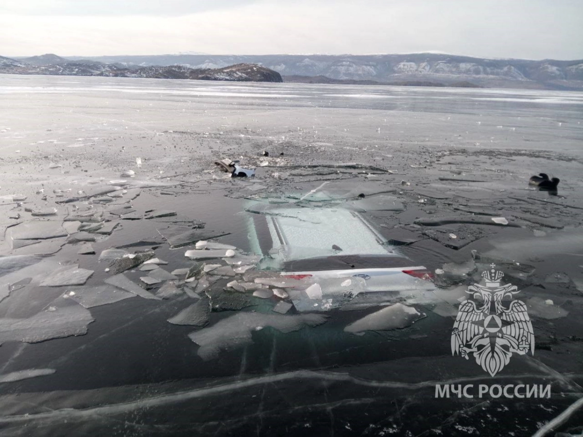 На Байкале машина с туристами провалилась под лёд - tvspb.ru