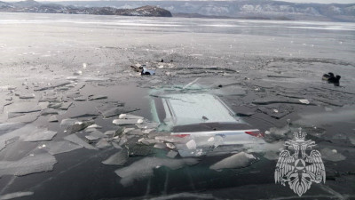 На Байкале машина с туристами провалилась под лёд