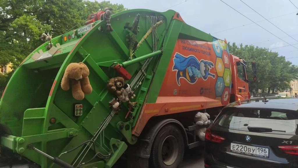 Названы самые необычные находки, с которыми сталкиваются водители мусоровозов - tvspb.ru