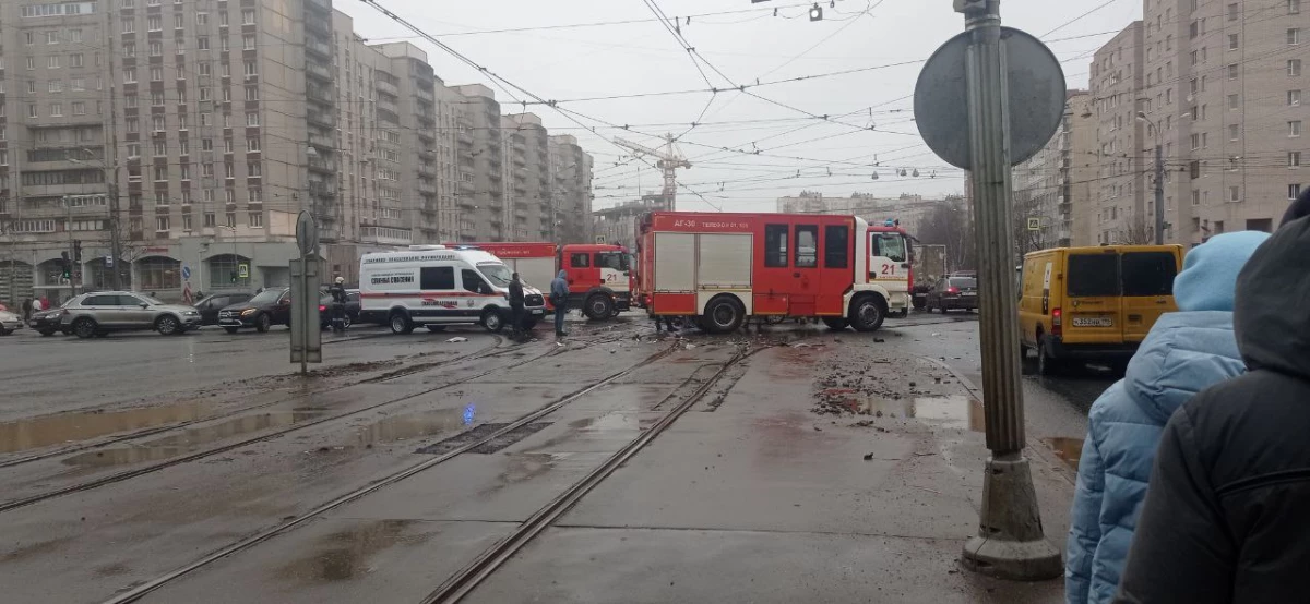 ДТП у станции «Озерки» обездвижило трамваи и машины на проспекте Энгельса - tvspb.ru
