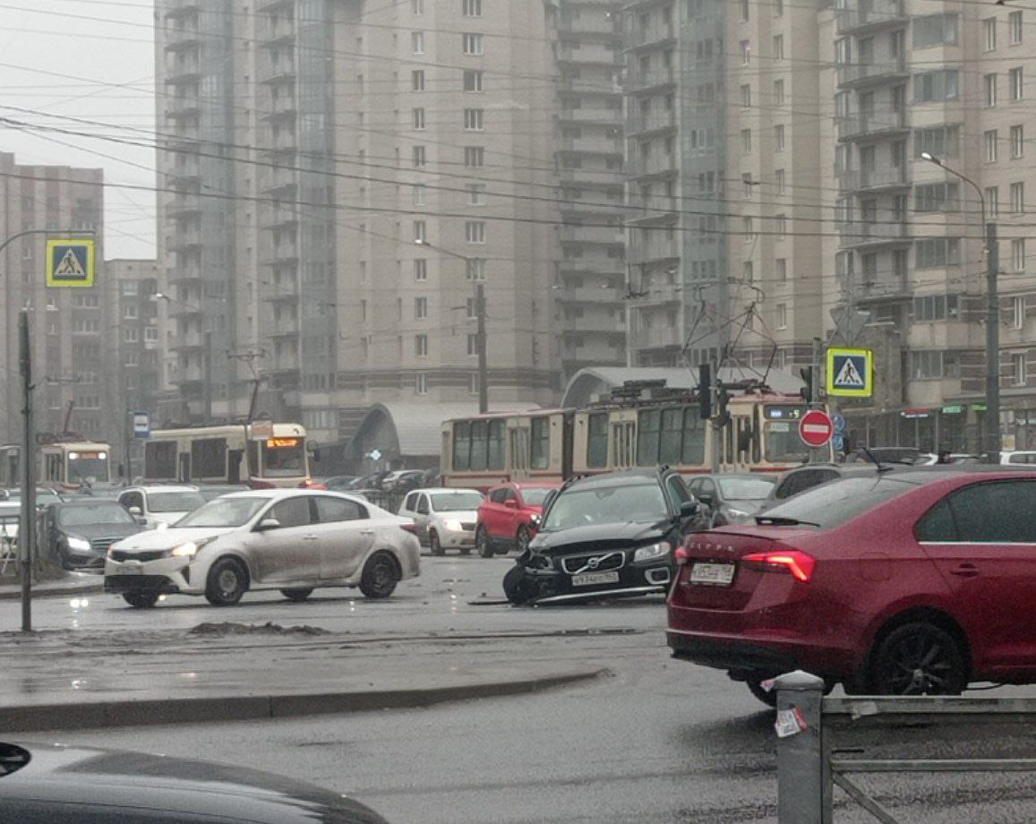 Перекресток культуры и Луначарского. Машина на перекрестке.