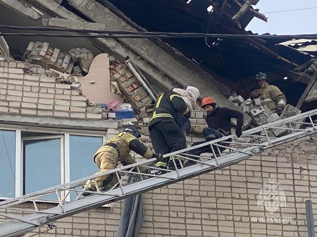 Два этажа жилого дома в Чите обрушились после взрыва газа - tvspb.ru