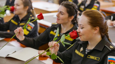 Девушки-курсанты Военно-морского политехнического института получили цветы от сокурсников накануне 8 Марта