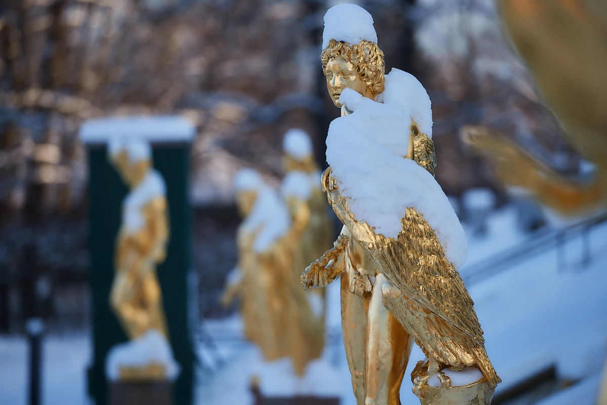 Снег не повредил скульптуры Петергофа - tvspb.ru