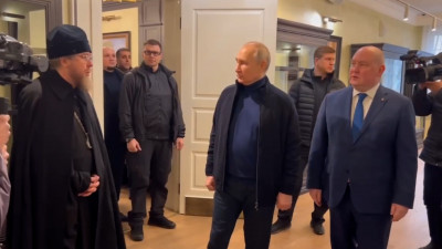 Владимир Путин в годовщину воссоединения Крыма с Россией приехал в Севастополь на открытие школы
