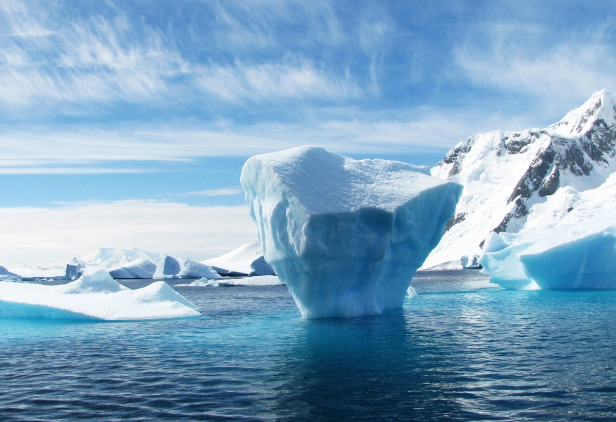 Ученые бьют тревогу: лед вокруг Антарктиды растаял до рекордно низкого уровня - tvspb.ru