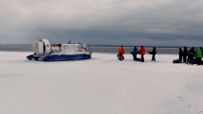 Более 80 рыбаков спасли со льдины в Финском заливе с помощью вертолета