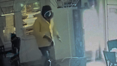 Вооруженный мужчина вынес из пекарни на Новоколомяжском проспекте 12 тысяч рублей