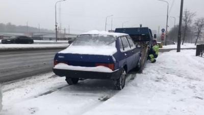 В Петербурге задержали водителя с поддельными правами и без номеров