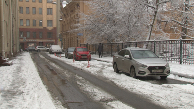 Александр Бельский рассказал, как город справляется с авто, припаркованными в зоне уборки снега