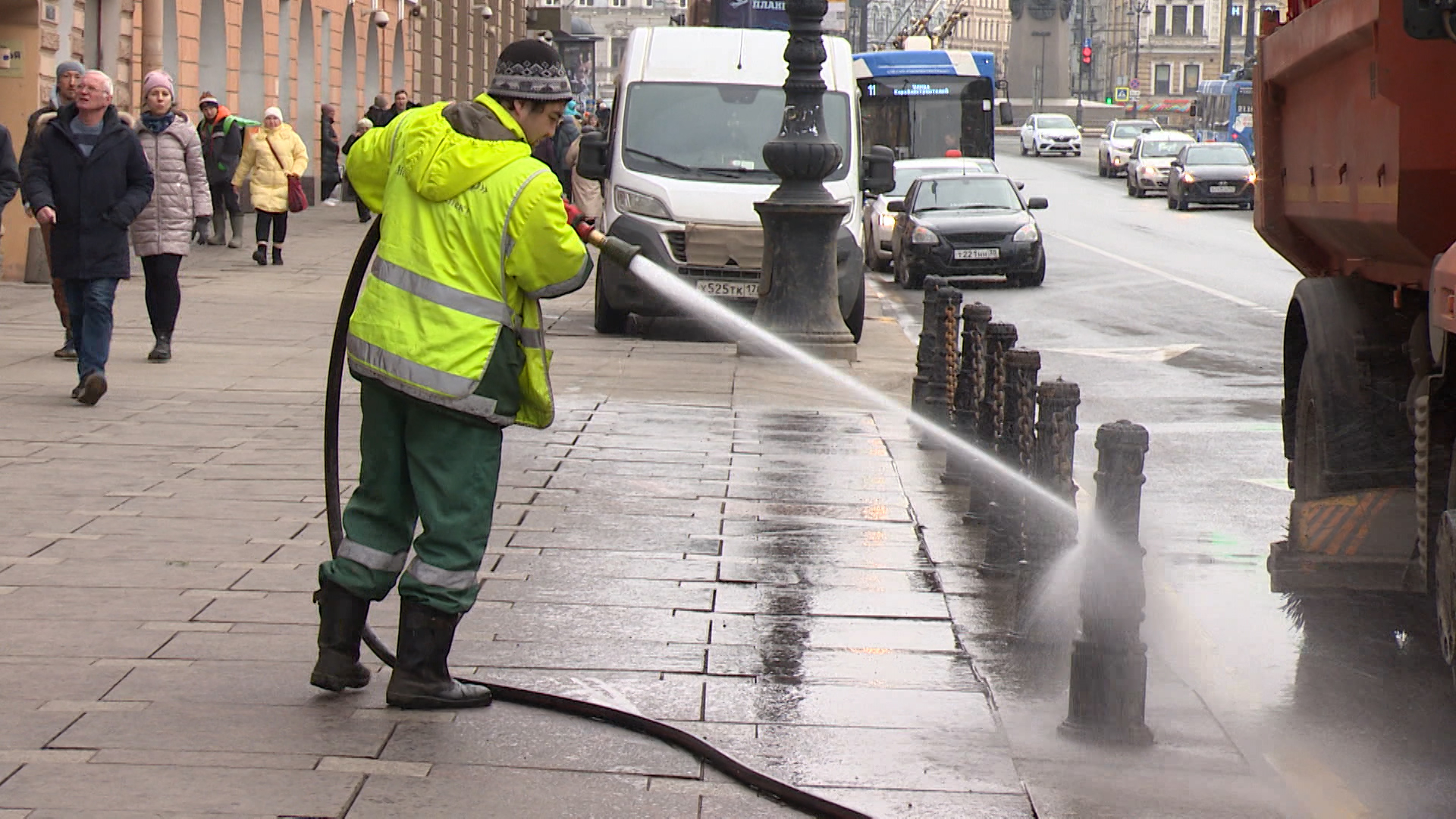 В Петербурге улицы после зимы стали отмывать раньше срока