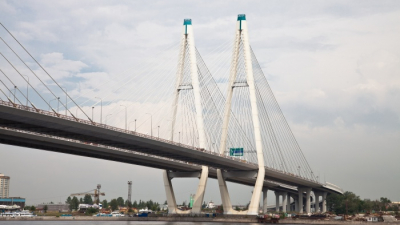 Скорость движения на КАД у Вантового моста снизилась до 50 км/ч