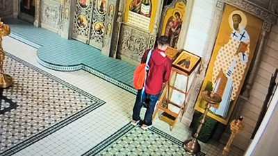 Видео: неизвестный вынес из петербургского храма крест и «Евангелие»