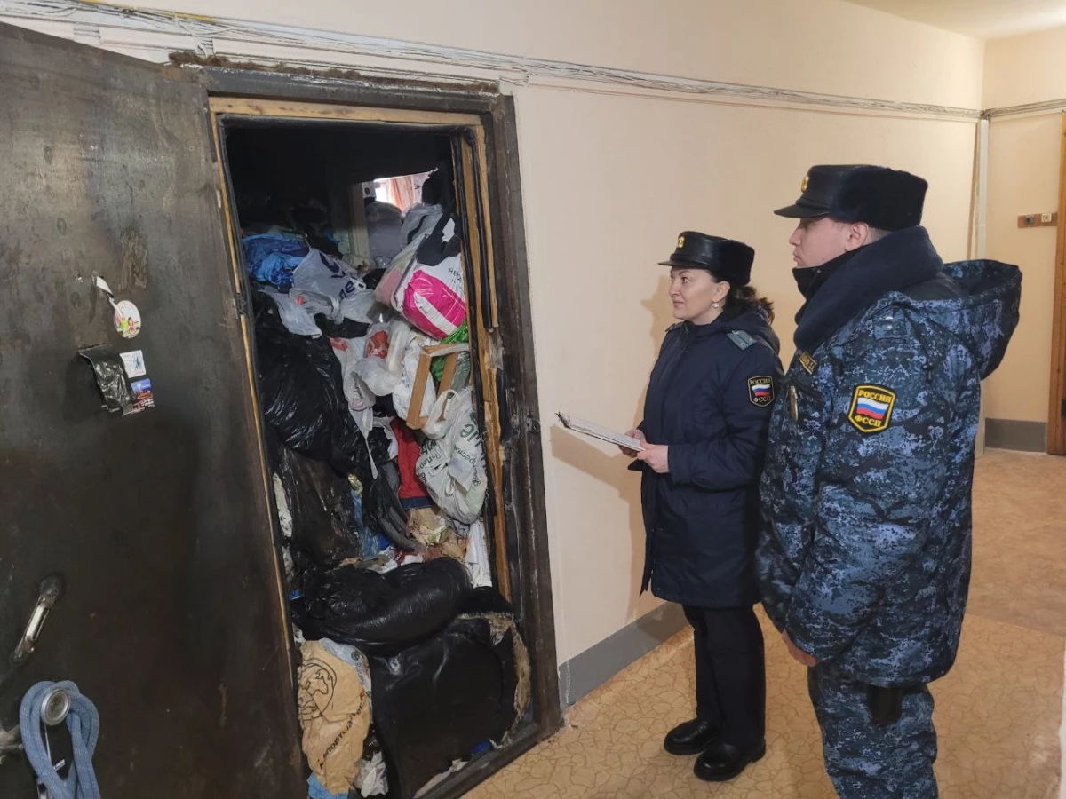 Редкий случай: Петербуржца выселили из захламленной квартиры - tvspb.ru