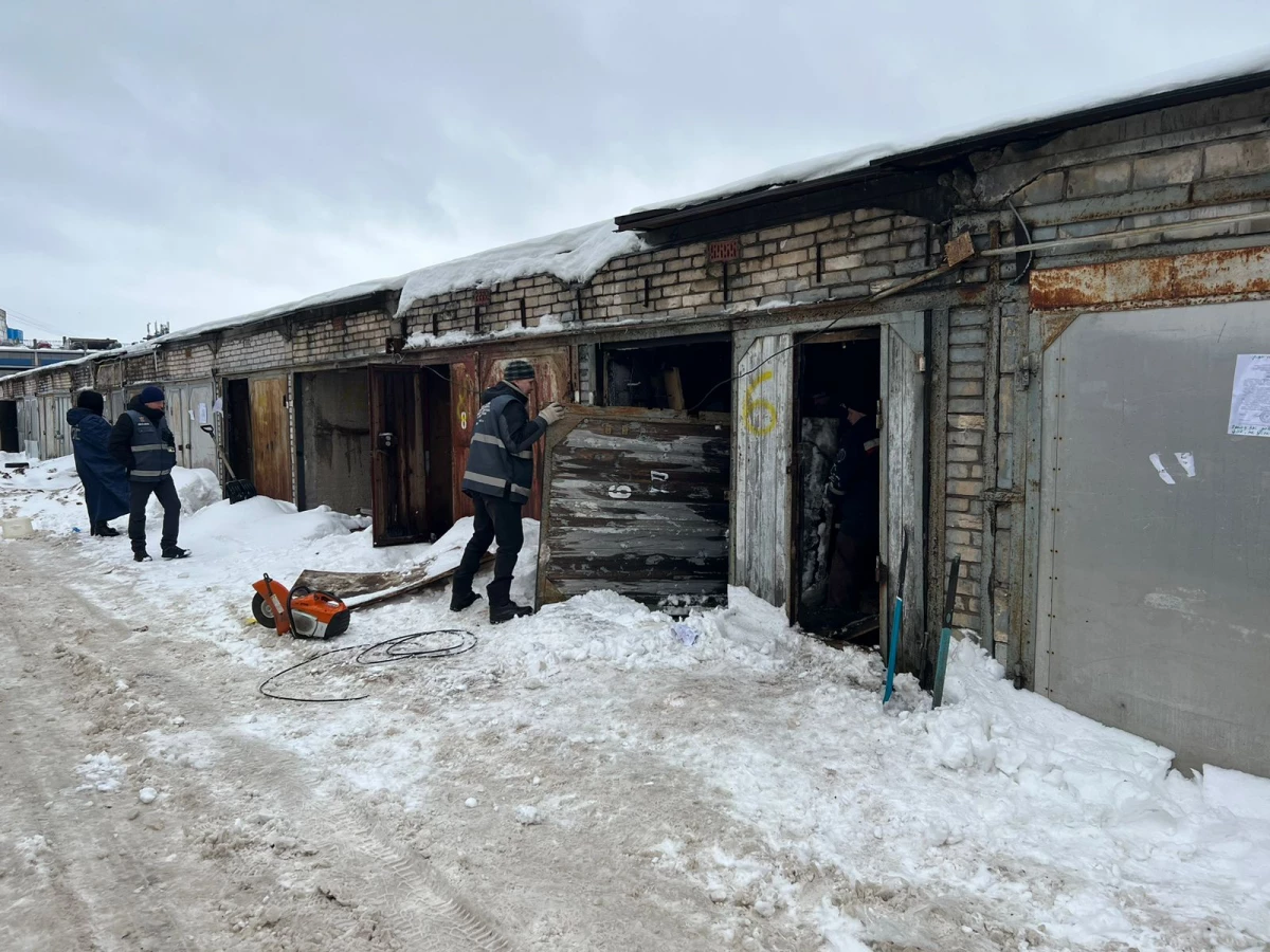 Гаражи на улице Солдата Корзуна в Петербурге начали сносить