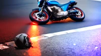 На Васильевском острове столкнулись мотоцикл и такси: двое пострадавших
