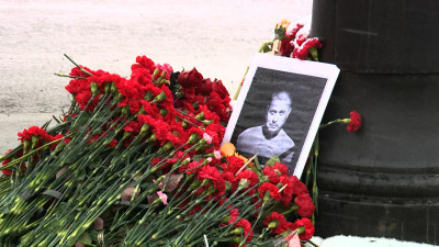 Жители Петербурга продолжают нести цветы к месту взрыва
