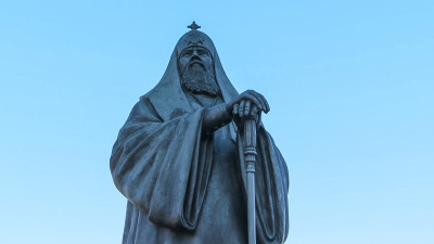 Александр Беглов возложил цветы к минскому памятнику патриарху Алексию II