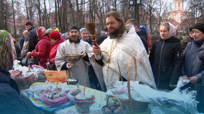 До конца дня в Александро-Невской Лавре петербуржцы смогут освятить яйца и куличи