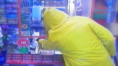 Неизвестный в жёлтой куртке ограбил магазин и напал с молотком на охранника на Маршала Казакова