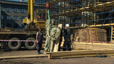 С Московских триумфальных ворот в Петербурге демонтировали фигуру крылатого гения для реставрации