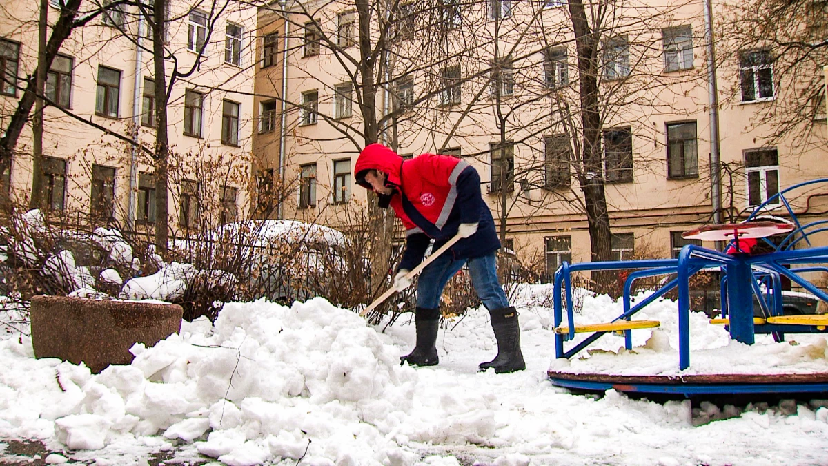 450 дворников боролись с последствиями снегопада в Центральном районе - tvspb.ru