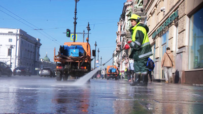 С начала весенней мойки дорог в Петербурге использовали уже 30 тысяч литров шампуня