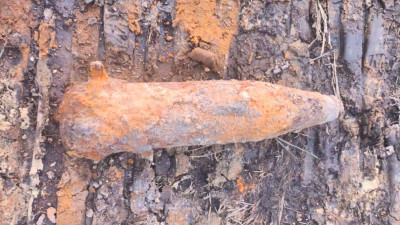 Ржавый артиллерийский снаряд времен войны нашли в деревне в Ленобласти