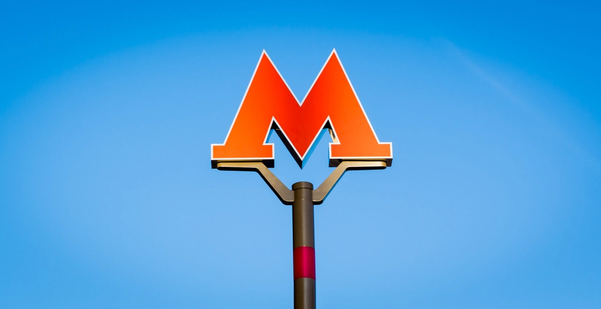 Суд арестовал мужчину, поднявшего подол юбки девушки в московском метро - tvspb.ru