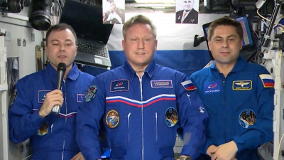 Российские космонавты поздравили жителей страны с Днем космонавтики
