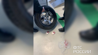 Выборгские таможенники задержали финна, пытавшегося вывезти 100 пачек сигарет в колесе машины