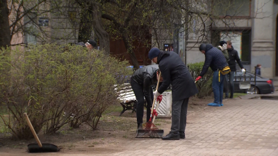 Петербуржцы убирали скверы и плели маскировочные сети для бойцов СВО в рамках городского субботника