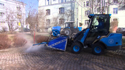 В Петродворцовом районе проверили эффективность новой схемы уборки дворов