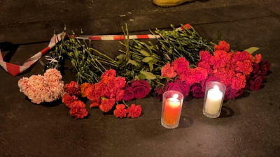 К месту взрыва на Университетской набережной несут цветы и свечи