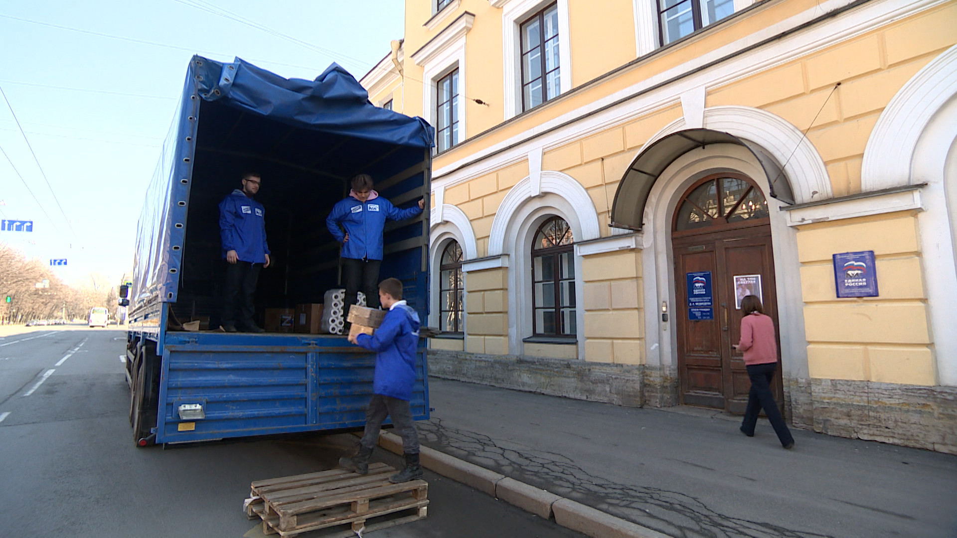 Из Петербурга в Мариуполь отправили 5 тонн гуманитарных грузов | Телеканал  Санкт-Петербург