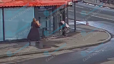 Появилось видео с девушкой, которая принесла бомбу Владлену Татарскому