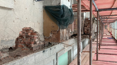 Реставрацию дворовых фасадов дома-памятника на Московском проспекте закончат к осени