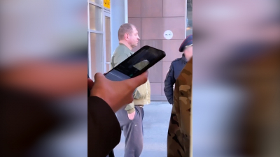 Самолет в Екатеринбурге задержали из-за поведения бойца ММА Александра Емельяненко