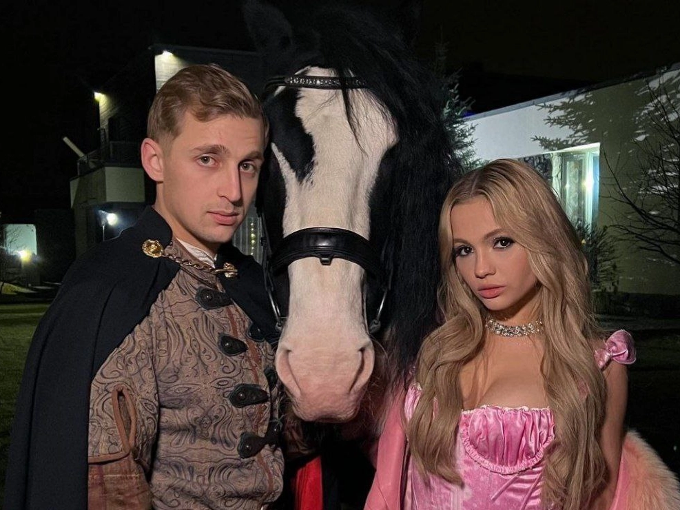 Саша Стоун прокомментировал слухи о расставании с Валей Карнавал - tvspb.ru