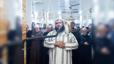 В Алжире кот запрыгнул на имама во время молитвы