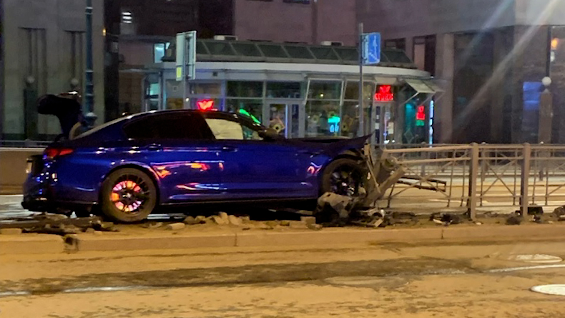 Покажи аварию в питере. ДТП на Лиговском проспекте БМВ. БМВ м5 ДТП на Лиговском. Дорожно-транспортное происшествие.